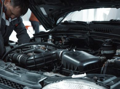 Mehaničar pregleda motor automobila – kupovina polovnog automobila