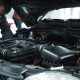 Mehaničar pregleda motor automobila – kupovina polovnog automobila