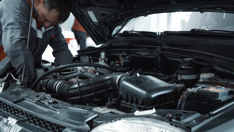 Mehaničar pregleda motor automobila – kupovina polovnog automobila